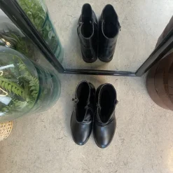 Sorte damestøvletter med varmt for og 2 lynlåse – komfortabel PU-sål og praktisk design