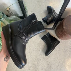 Sorte damestøvletter med varmt for og 2 lynlåse – komfortabel PU-sål og praktisk design