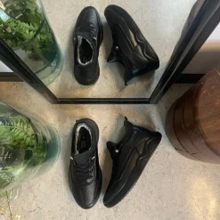 Sorte herresko, lette at træde i.