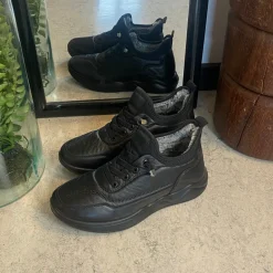 Sorte herresko, lette at træde i.