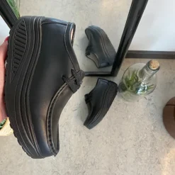 Sorte skindsko med gængesål og svangstøtte