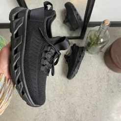 Sorte slip-on sko med strikoverdel