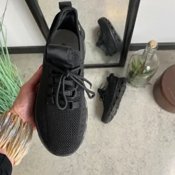 Sorte slip-on sko med strikoverdel