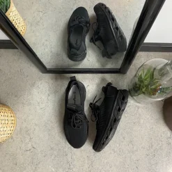 Sorte slip-on sko med strikoverdel