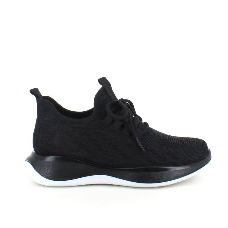 Sorte strikkede slip on sko med en fast kant i åbningen.