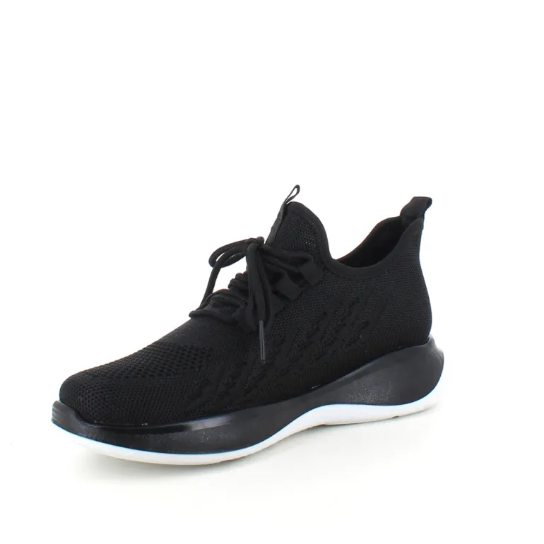 Sorte strikkede slip on sko med en fast kant i åbningen.