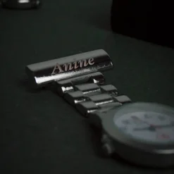 Stål sygeplejeur med bred lænke og gravering