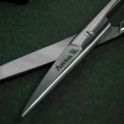 Sygeplejesaks i stål med gravering