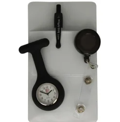 Sygeplejeur med lommebeskytter og nøglering