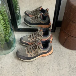 Taupe vandresko med stødabsobering fra CMP