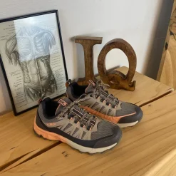 Taupe vandresko med stødabsobering fra CMP