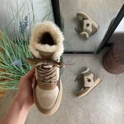 Taupe vinterstøvle med snørebånd