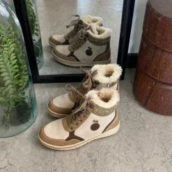 Taupe vinterstøvle med snørebånd