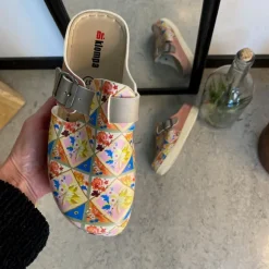 Træsko med blomsterprint