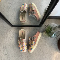 Træsko med blomsterprint