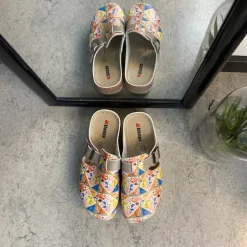 Træsko med blomsterprint