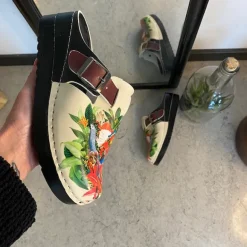 Træsko med papegøjeprint
