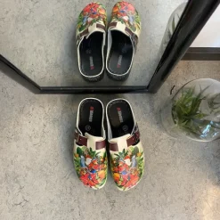 Træsko med papegøjeprint