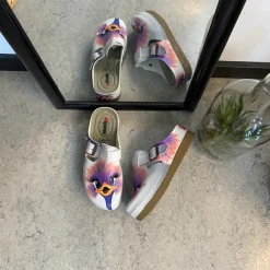 Træsko med print af en glad struds