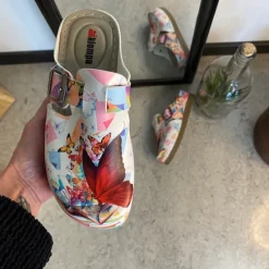 Træsko med sommerfugleprint