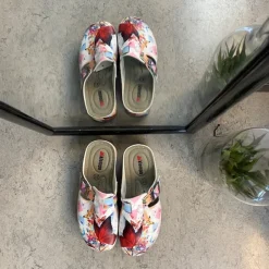 Træsko med sommerfugleprint