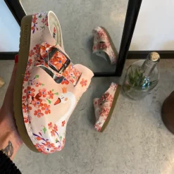 Træsko med svaneprint