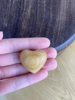 Unikt lille hjerte i træ - lille hjerte med stor betydning