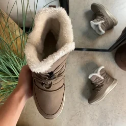 Vandafvisende beige vinterstøvle fra CMP med elastiksnøre