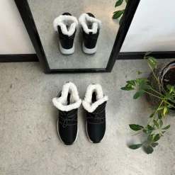 Vandafvisende sort vinterstøvle fra CMP med elastiksnøre