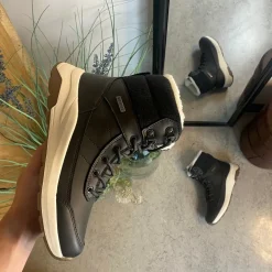 Vandtæt, sort vinterstøvle med fleece for