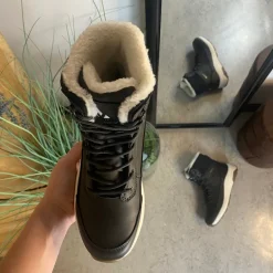 Vandtæt, sort vinterstøvle med fleece for