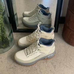 Vandtæt støvle fra Skechers med god svangstøtte.